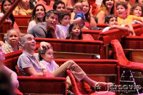 Marcio Garcia com a familia e Caio Blat com o filho
