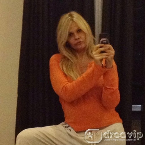 Monique Evans revela que não gostaria de ter saído da clínica psiquiátrica