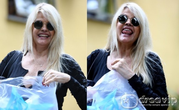 Sorridente, Monique Evans deixa clínica psiquiátrica