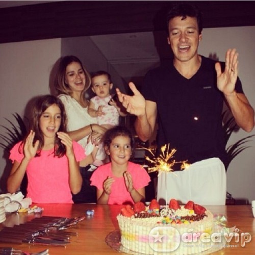 Rodrigo Faro comemora aniversário com a mulher e as filhas