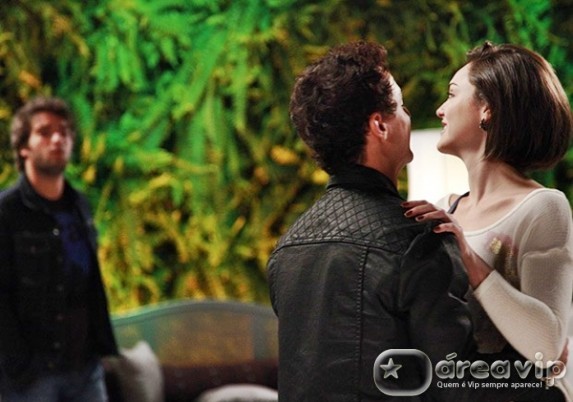 Sangue Bom - Fabinho ve Giane abracadinha em Caio