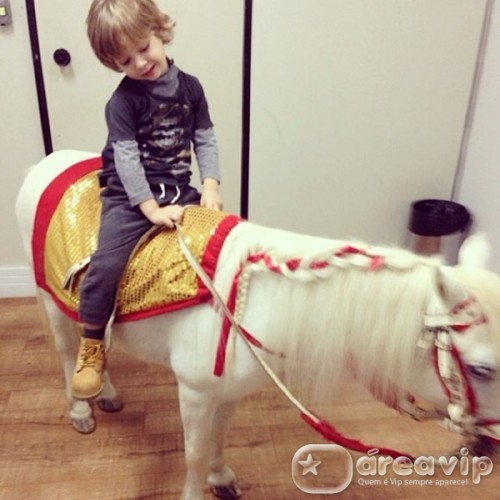Adriane Galisteu posta foto do filho em cima de pônei