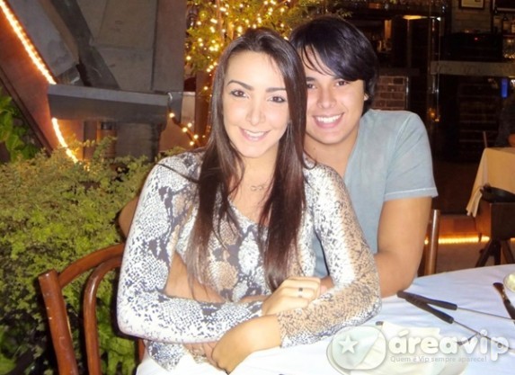 Filho de Zezé Di Camargo pede namorada em casamento durante show do pai – Veja!