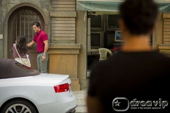 Amor a Vida - Carlito observa de longe