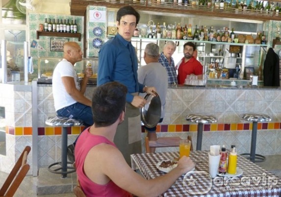 Amor a Vida - Felix vira garçom