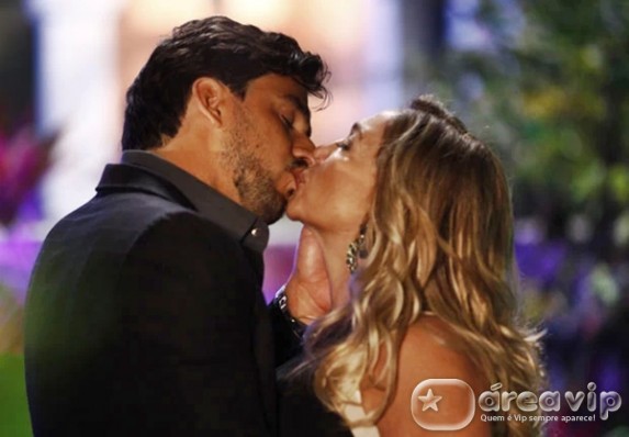 Amor a Vida - Jacques parte para o ataque e beija Pilar