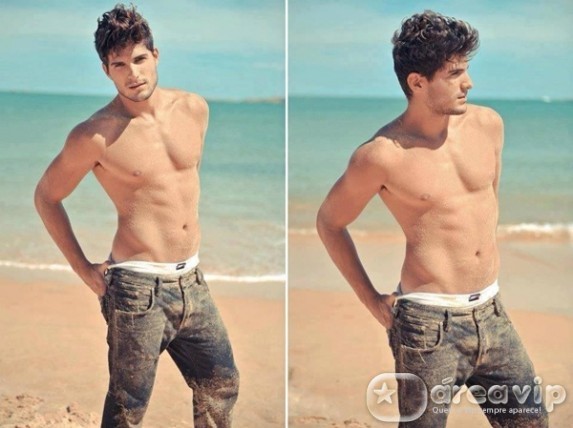 Ex-BBB André Martinelli posta foto sem camisa