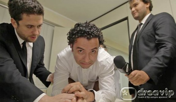 Marco Luque faz exame de toque em frente às câmeras no ‘CQC’