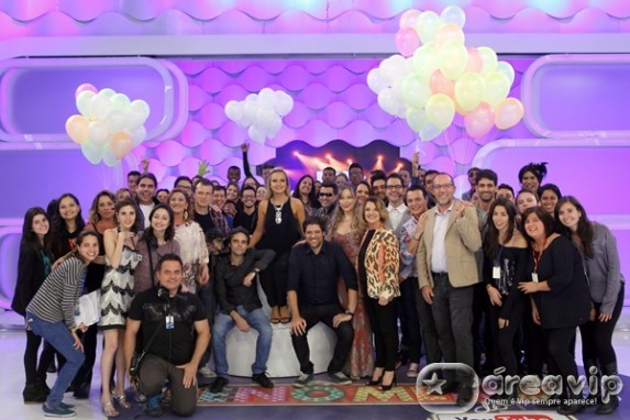 Eliana recebe surpresa de aniversário em seu programa