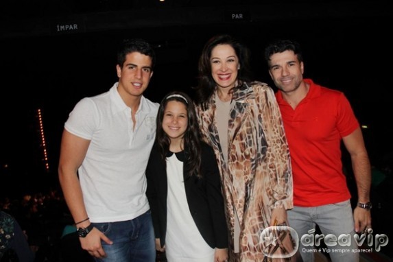 Claudia Raia vai com os filhos e o namorado assistir musical