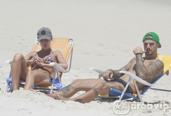 Felipe Titto curte dia de praia com a mulher