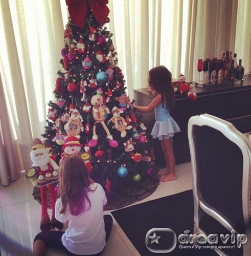 Filhas de Rodrigo Faro e Vera Viel ajudam a montar árvore de Natal