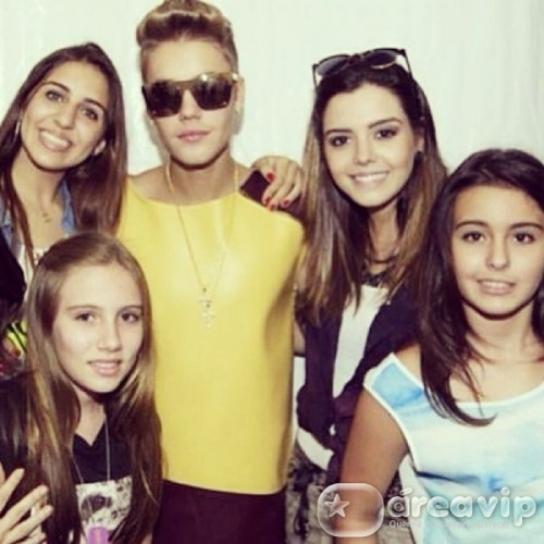 Giovanna Lancellotti posa ao lado de Justin Bieber