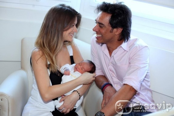 Guilherme, da dupla com Santiago posa com o filho recém-nascido e a mulher