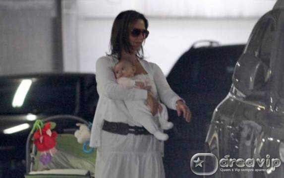 Guilhermina Guinle passeia com a filha