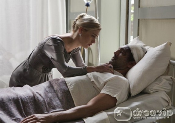 Joia Rara - Iolanda visita o amado no hospital