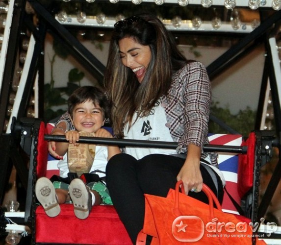 Juliana Paes se diverte com o filho em roda gigante