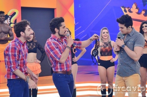 Luan Santana dá flores para fã e ganha lingerie da plateia, no ‘Legendários’