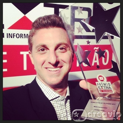 Luciano Huck é eleito o melhor apresentador em premiação