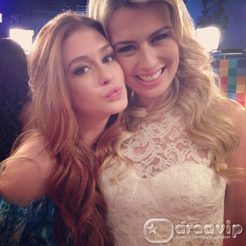 Fernanda Keulla e Marina Ruy Barbosa posam juntas em bastidores de programa