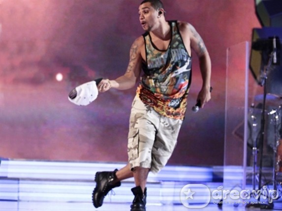 Naldo Benny canta, dança e se diverte no ‘Sai do Chão’