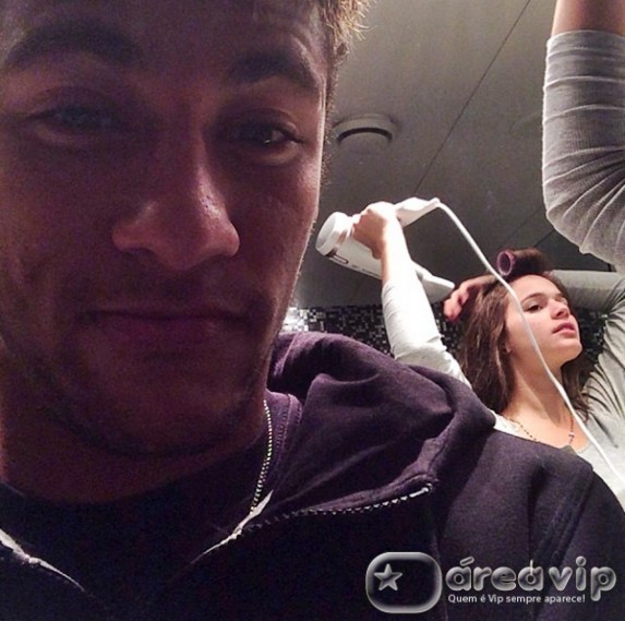 Neymar posta foto de Bruna Marquezine se arrumando