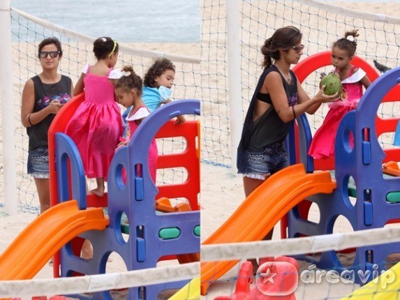 Namorada de Ronaldo se diverte com filhas do jogador em parquinho na praia