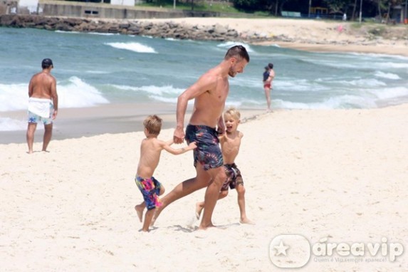 Rodrigo Hilbert curte praia com os filhos