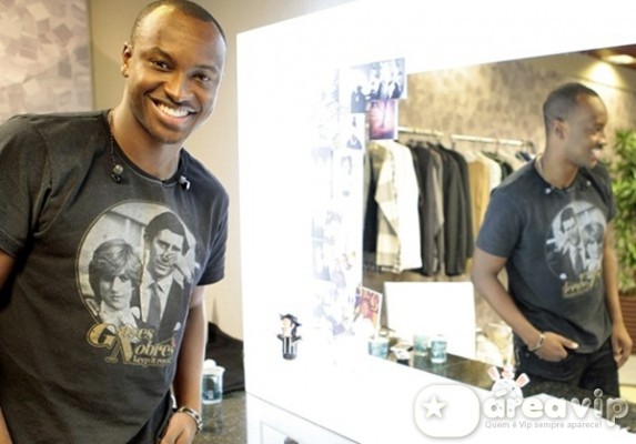 Thiaguinho inaugura o palco de ‘Sai do Chão’
