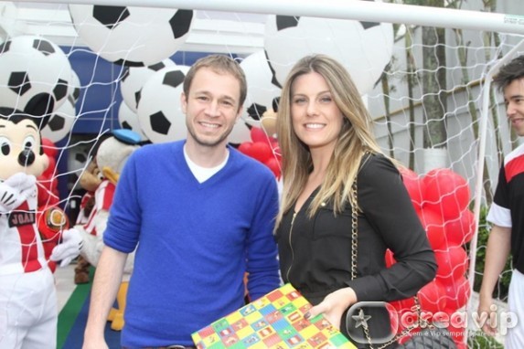 Tiago Leifert vai com a esposa no aniversário do filho de Caio Ribeiro