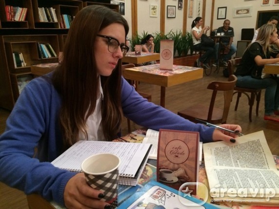 A atriz Lais Stefanini no papel de Carrie