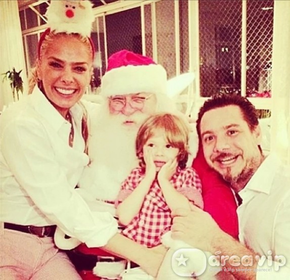 Adriane Galisteu posta foto com a família ao lado do papai noel