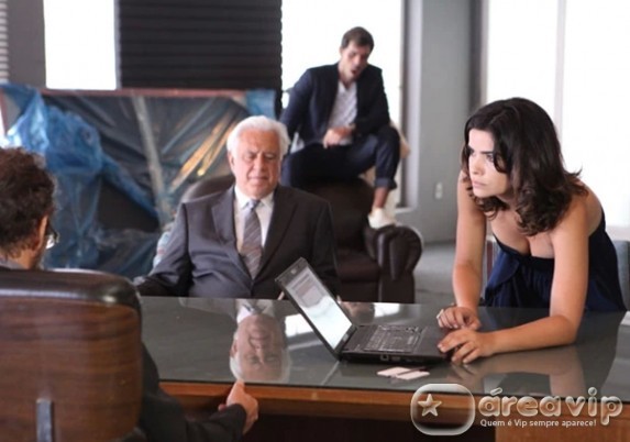 Amor a Vida - Cesar fica desconfiado