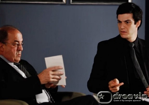 Amor a Vida - Felix acha que a policia deve ficar com a carta de Glauce