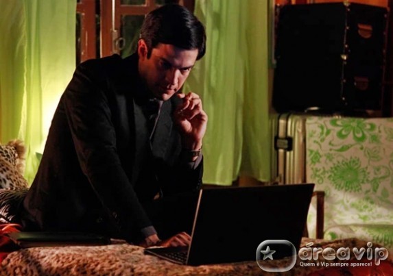 Amor a Vida - Felix assiste ao depoimento de Mariah