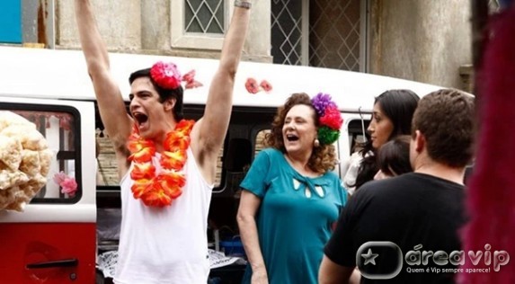 Amor a Vida - Marcia e Felix comemoram a volta da clientela