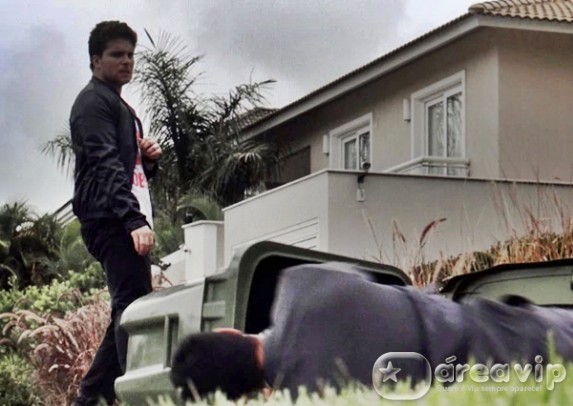 Amor a Vida - Niko desconta toda a raiva contra Eron