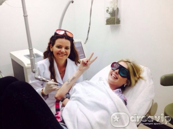 Bárbara Evans vai remover tatuagem feita em homenagem aos seus pais