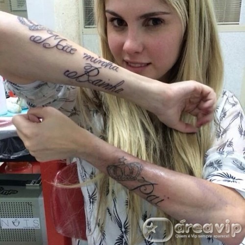 Bárbara Evans faz tatuagem em homenagem a mãe e ao pai