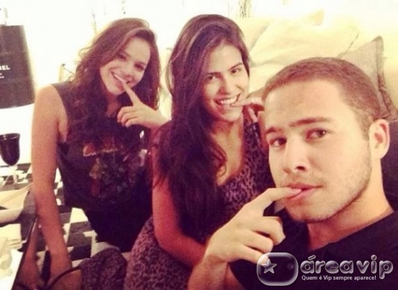 Bruna Marquezine e Antonia Morais fazem pose para foto