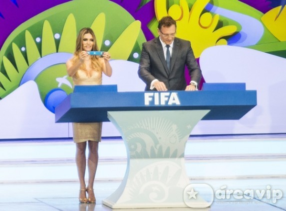 Decote de Fernanda Lima faz TV do Irã censurar sorteio da Copa