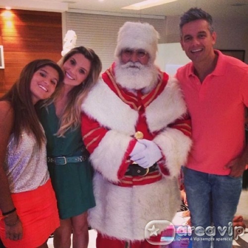 Flávia Alessandra posta da família ao lado do Papai Noel
