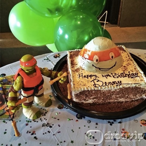 Gisele Bündchen mostra bolo de aniversário do filho
