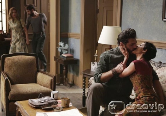 Joia Rara - Hilda flagra beijo de Gaia e Toni