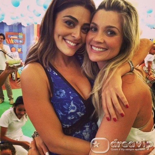 Flávia Alessandra vai ao aniversário do filho de Juliana Paes