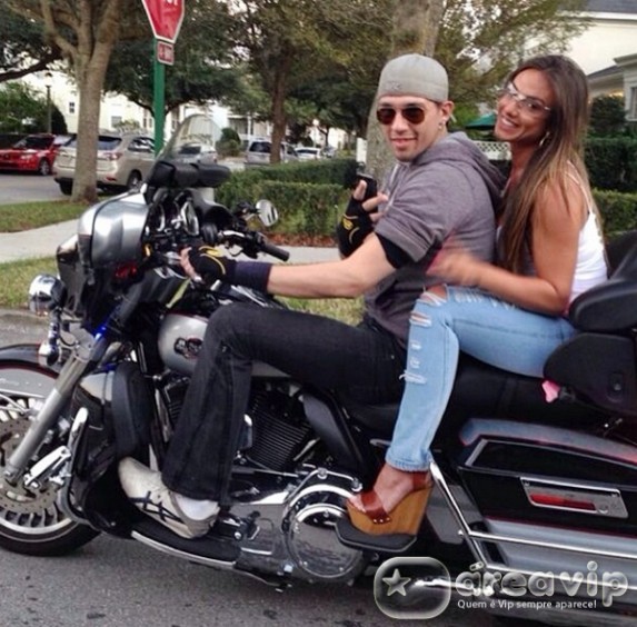 Nicole Bahls passeia de moto com Kiko do KLB