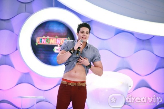 Luan Santana exibe barriga malhada no ‘Programa Eliana’