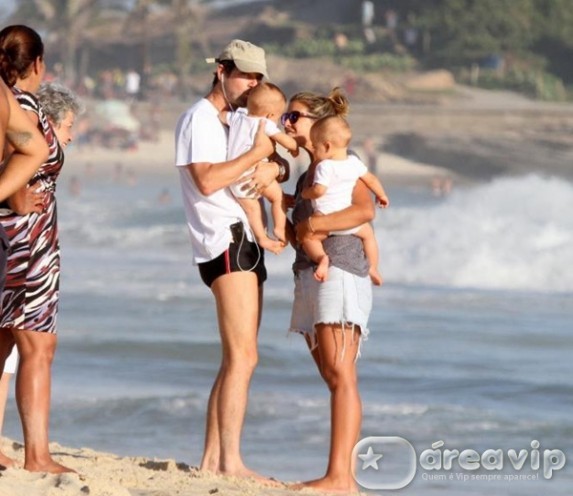 Marcelo Serrado curte praia com a mulher e os filhos