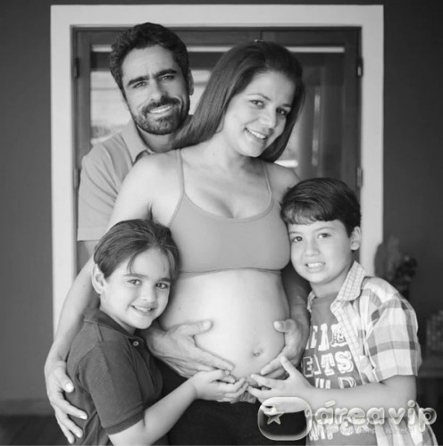 Grávida, Nívea Stelmann exibe barrigão ao lado da família