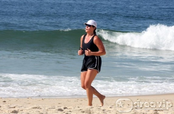 Renata Ceribelli corre em praia carioca